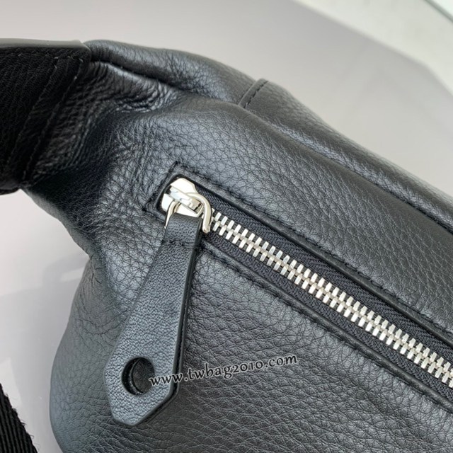 Burberry專門店新款斜挎男士腰包胸包 巴寶莉品牌徽章壓花黑色腰包 yxb1123